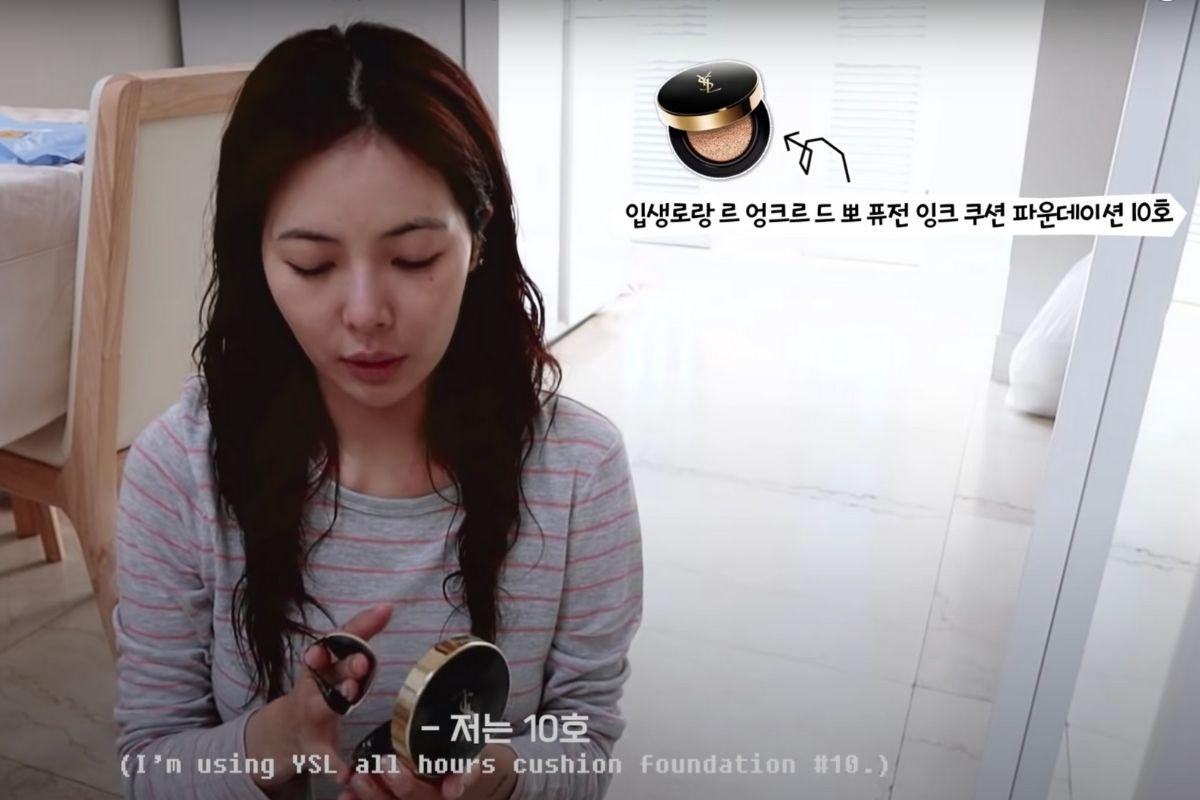 Hyuna in einem Video, in dem sie die YSL Foundation verwendet