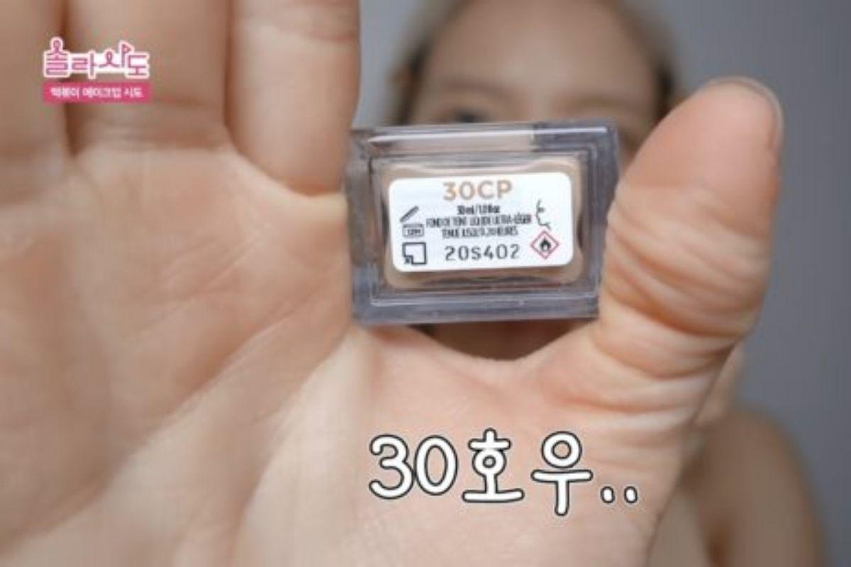 Solar zeigt den Farbton ihrer Urban Decay Stay Naked Foundation