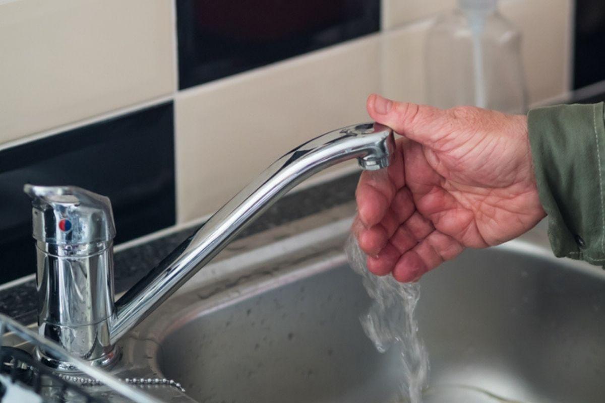 nước từ vòi nước 