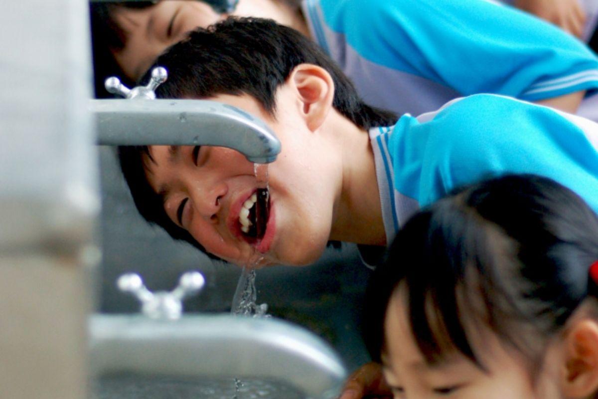trẻ em uống nước từ vòi nước máy hàn quốc