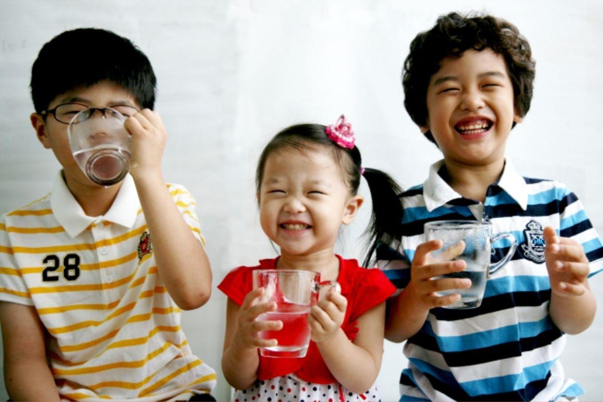 trẻ em uống nước ở hàn quốc