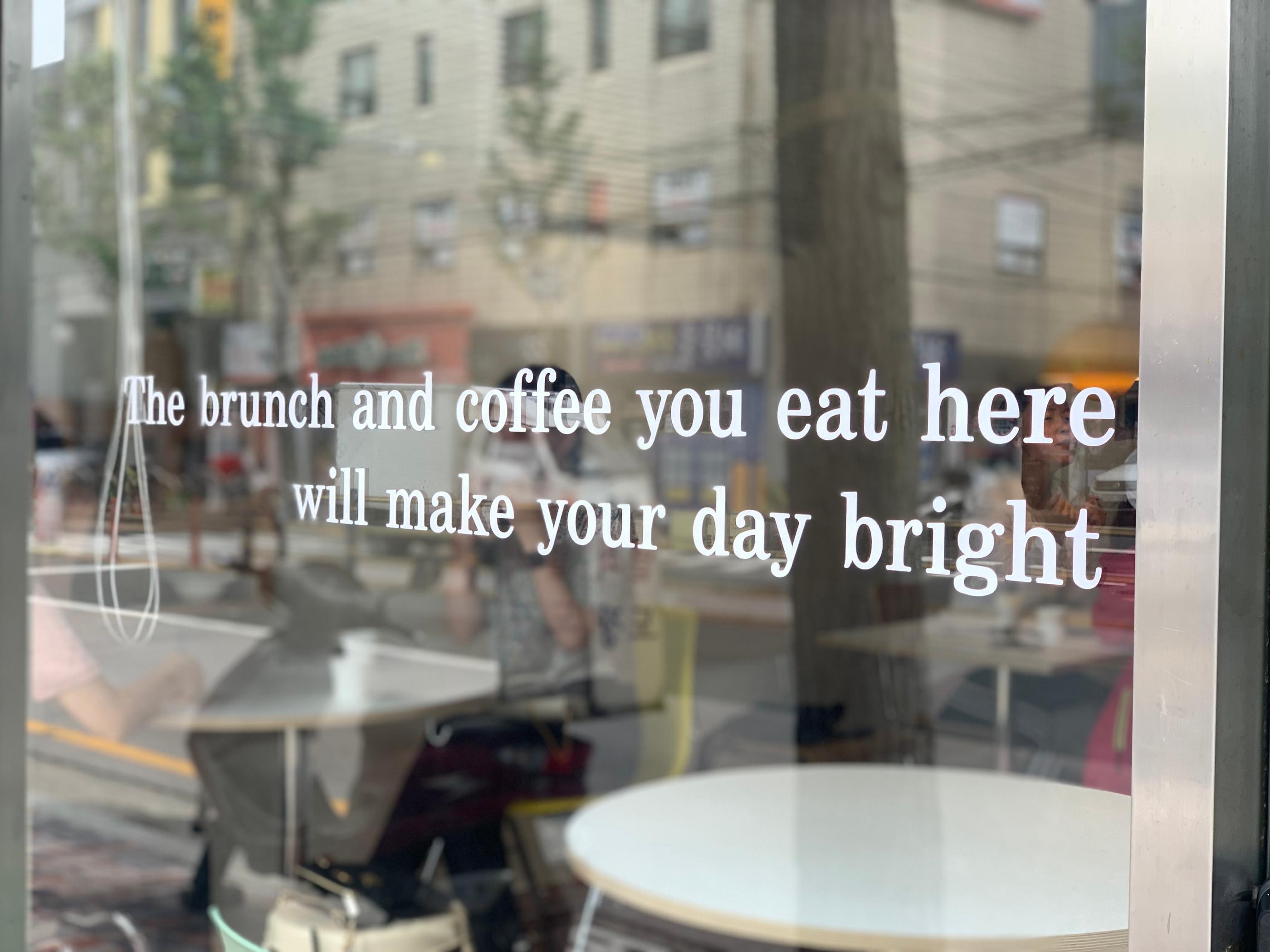 Nahaufnahme des Außenbereichs des Your Type Brunch-Restaurants in Busan. Die Ladenfront zeigt ein Schild mit dem Namen des Restaurants, das für seinen Brunch bei Einheimischen und Ausländern beliebt ist.