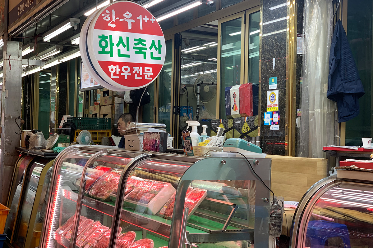 首爾馬場洞畜產市場內的華新畜產肉舖展示豐富的韓牛肉品。