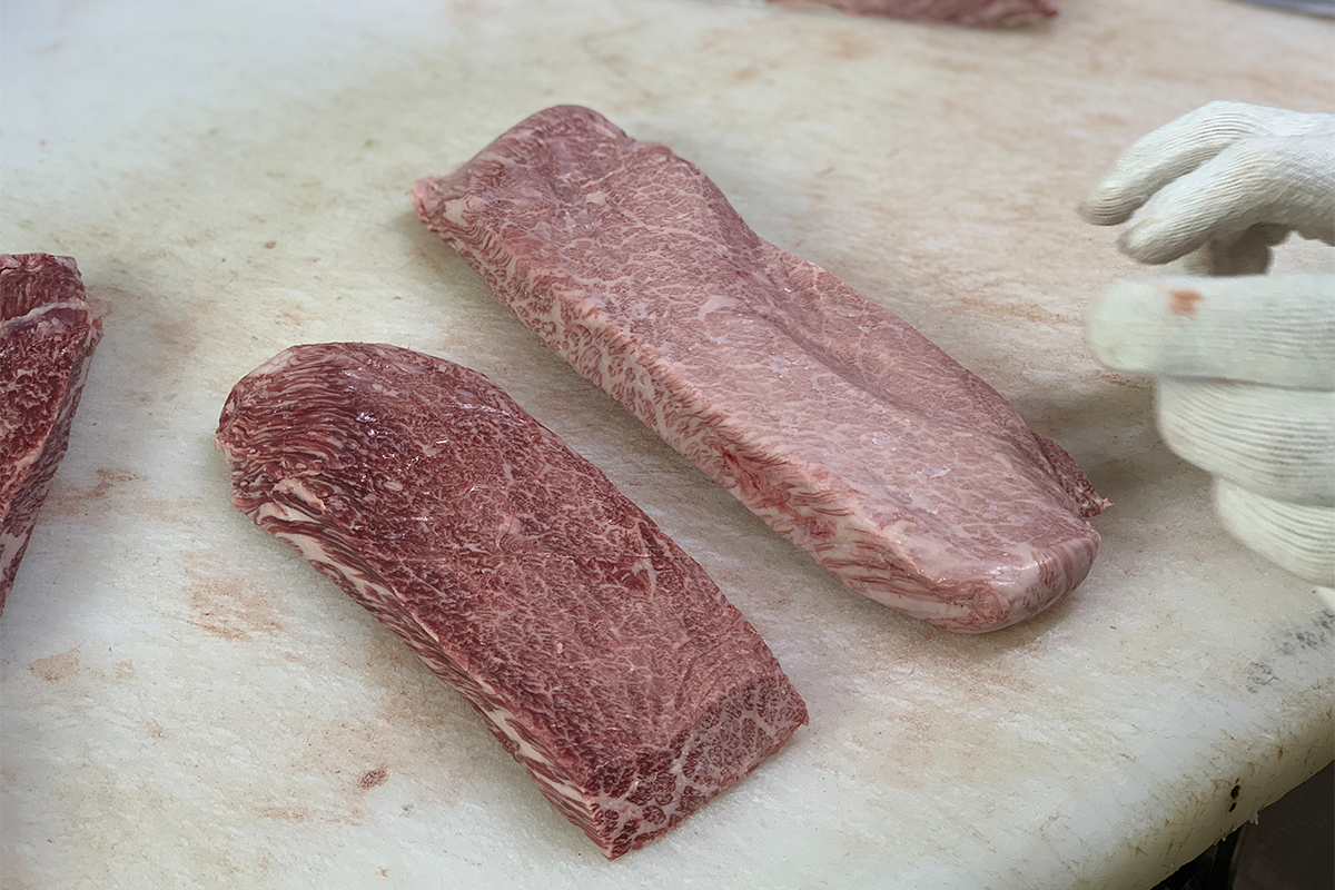 不同部位的韓牛肉在砧板上等待被切割。