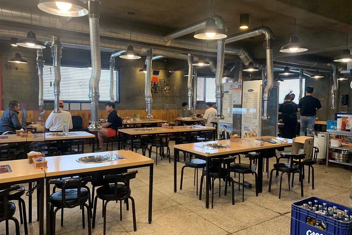 設計乾淨且明亮的華新畜產餐廳內部環境，適合燒烤聚餐。