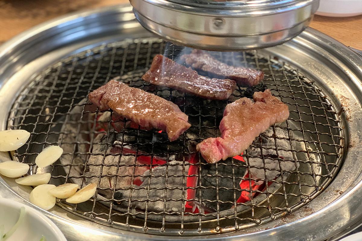 碳火上燒烤的韓牛肉散發出的香氣瀰漫整個燒烤爐區。