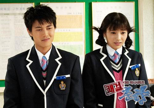 韓國電視劇豪傑春香的背景圖片，題材基於春香傳故事的人物穿著韓服，與現代校服的結合展現。」