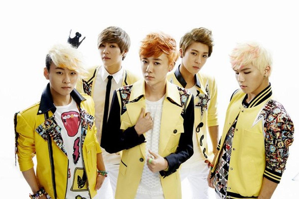 ภาพสมาชิกวง DEMION บอยกรุ๊ปเกาหลี 5 คน เดบิวต์ในปี 2013 และหยุดกิจกรรมในปี 2015 เนื่องด้วยเหตุผลทางการเงิน