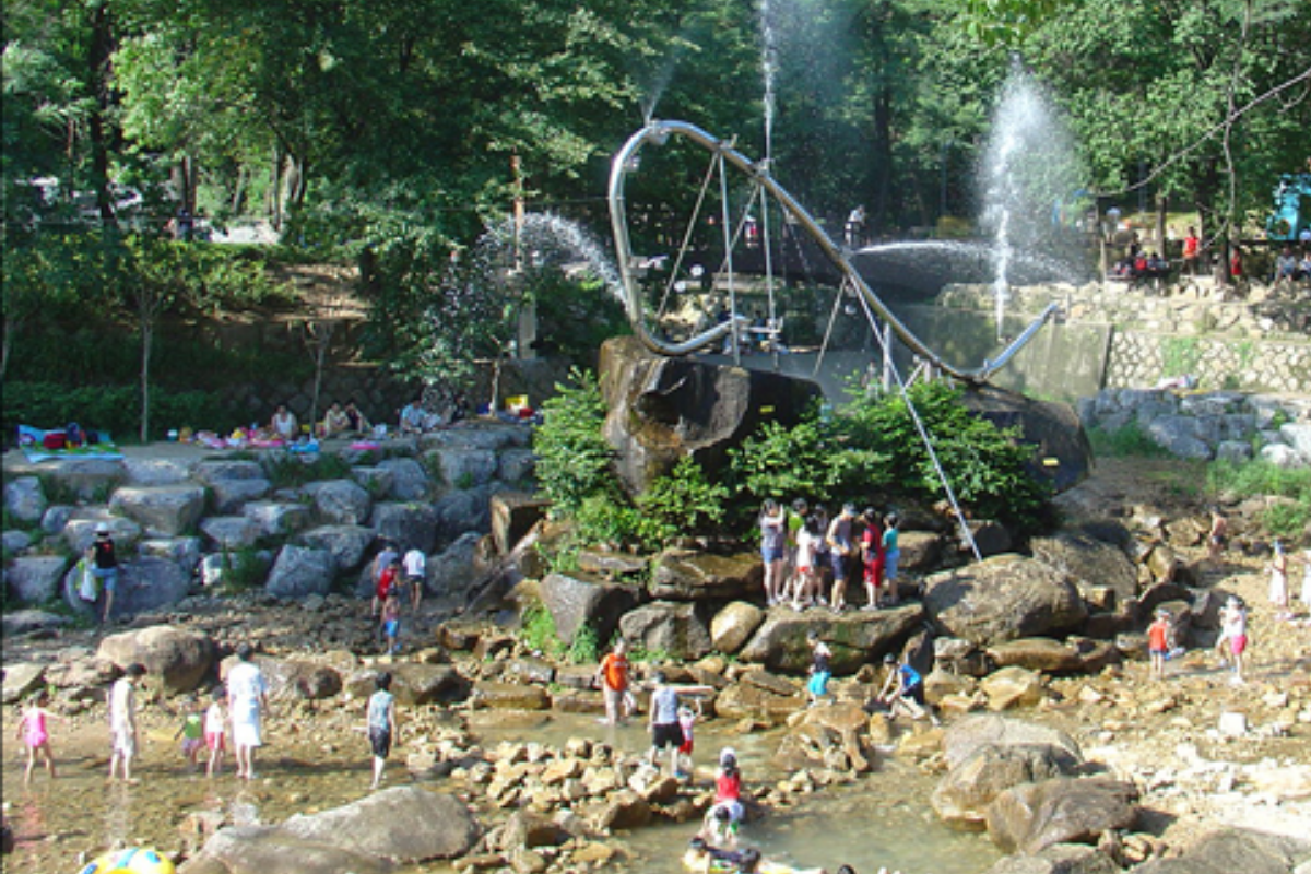 Suối Bukhansan Songchu Valley (북한산국립공원 송추계곡) là một điểm du lịch hấp dẫn vào mùa hè mà người Hàn Quốc yêu thích