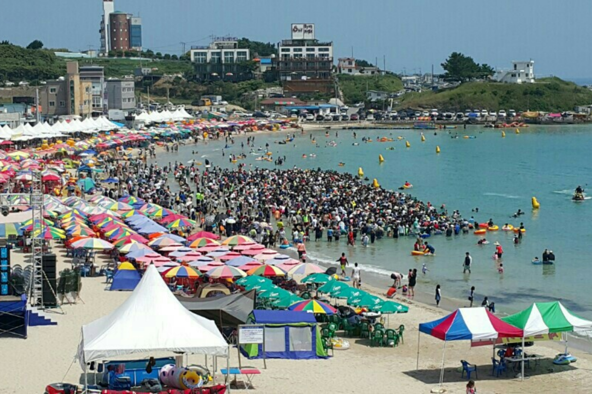 Bãi biển Guryongpo ở Pohang là một điểm du lịch hấp dẫn vào mùa hè mà người Hàn Quốc yêu thích