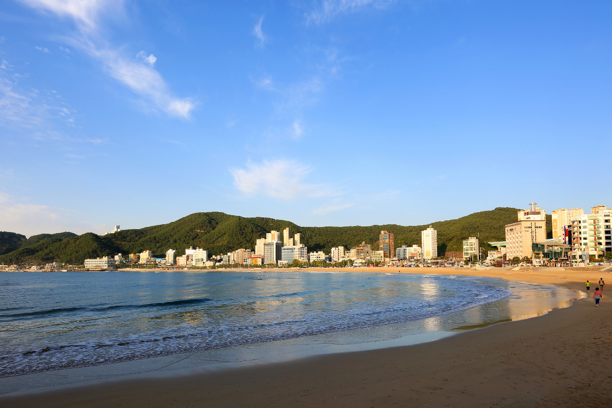 Bãi biển Songjeong ở Busan là một điểm du lịch hấp dẫn vào mùa hè mà người Hàn Quốc yêu thích