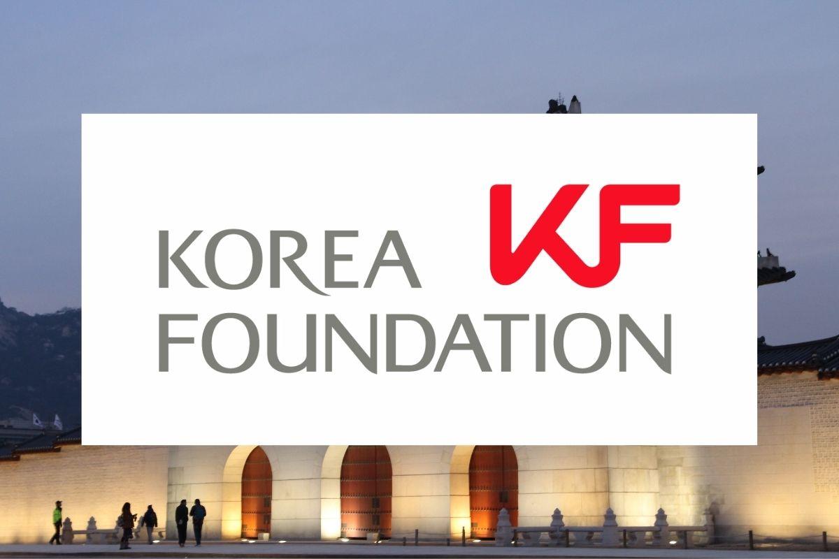 Hình ảnh biểu tượng của Korea Foundation nằm trên nền cung điện cổ kính, biểu thị sự giao lưu văn hóa và giáo dục của Hàn Quốc.