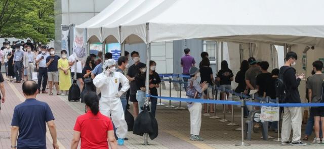 ソウル麻浦区西江大駅近くの臨時選別検査所に並ぶ新型コロナウイルス感染症（コロナ19）の診断検査を受ける市民たちの長い列