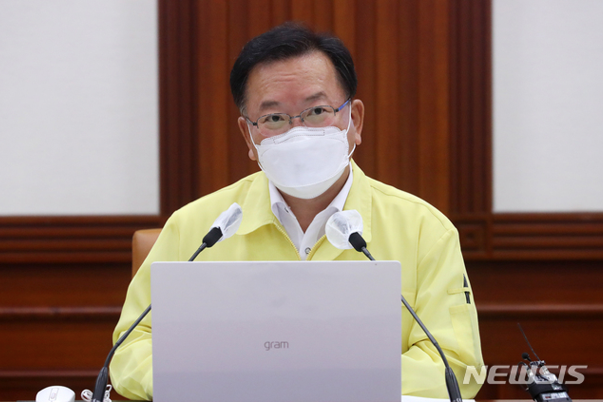 韓國政府召集緊急疫情會議，官員們討論如何應對COVID-19確診人數急劇增加。