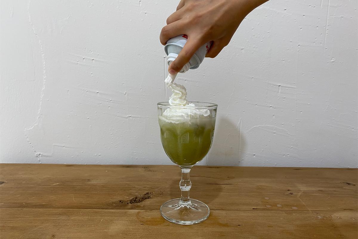 Adding whipped cream to green tea makgeolli cocktail