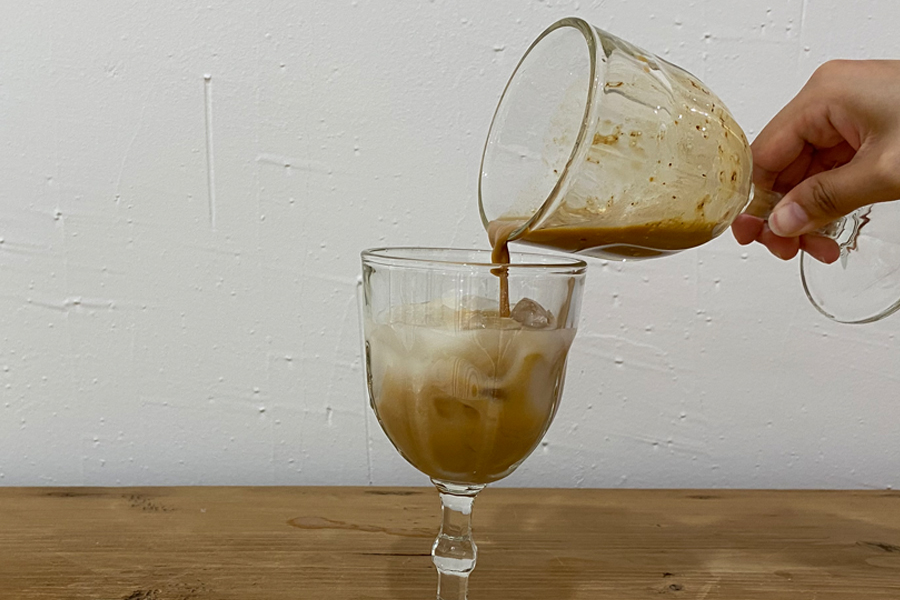 倒入咖啡馬格利，混合漸層效果，創造視覺和味覺的享受。