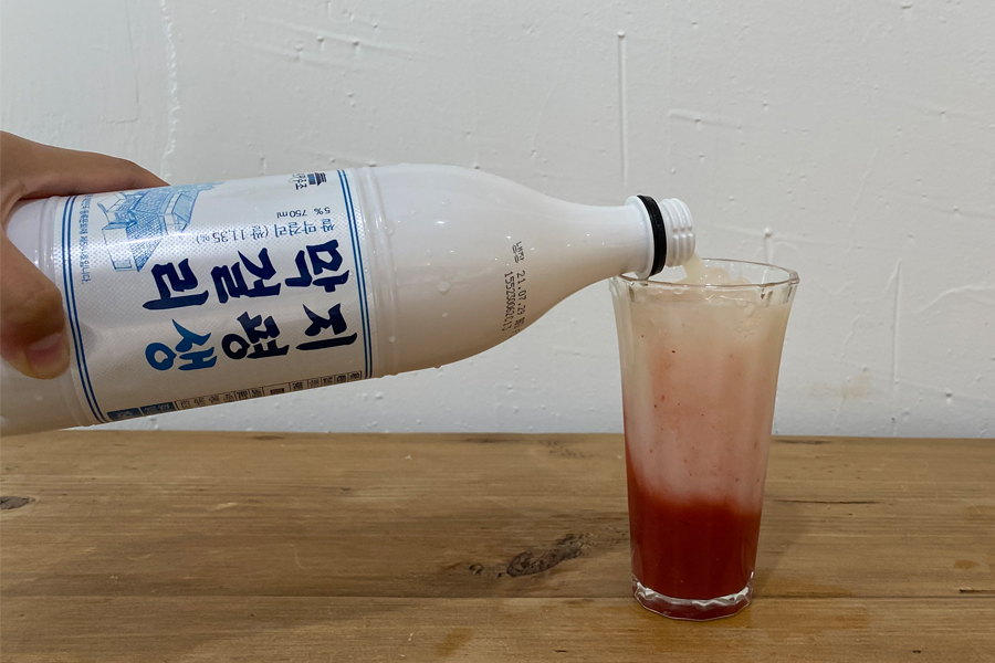 向草莓調酒杯中注入馬格利，享受韓國風味和水果香氣的融合。