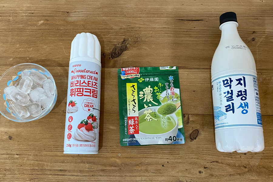 將韓國馬格利搭配綠茶粉、冰塊和鮮奶油，創造健康的綠茶米酒。