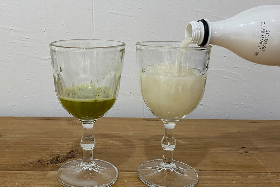 向飲品中倒入韓國馬格利，綠茶與米酒的健康結合正在進行。