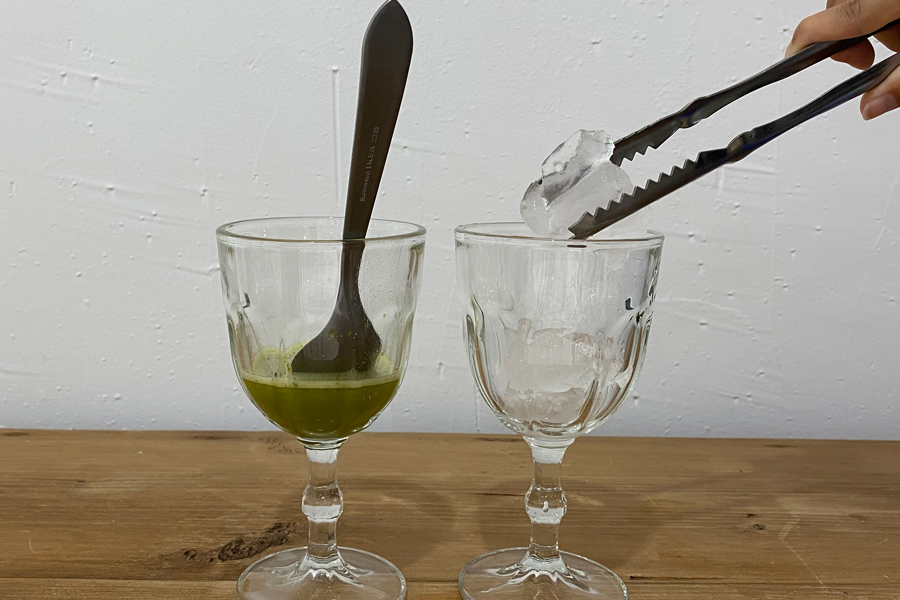 為綠茶調酒加入冰塊的準備，清涼的基底為韓國的健康飲品調酒。