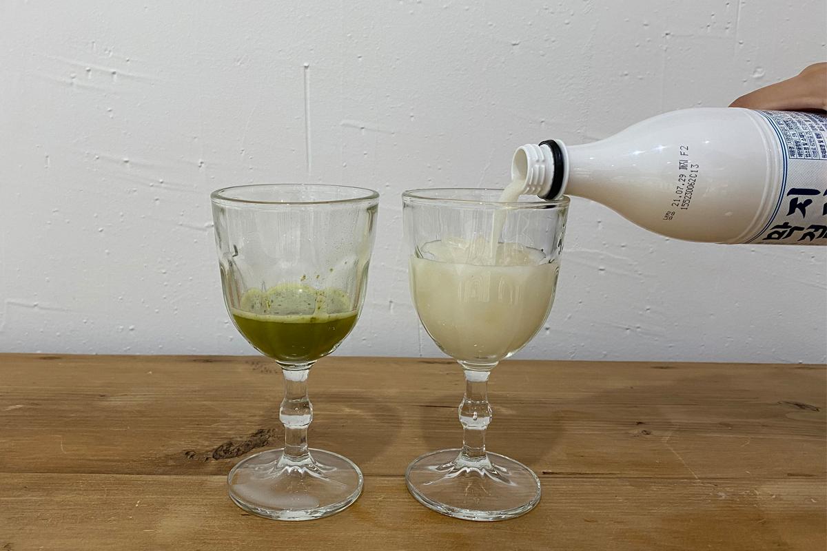 Adding makgeolli to glass with ice