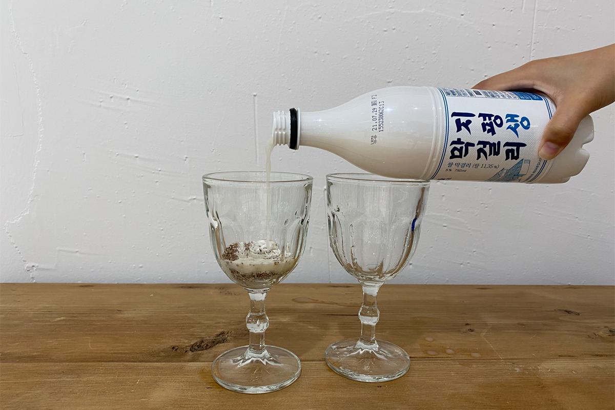 Mixing coffee mix with makegolli