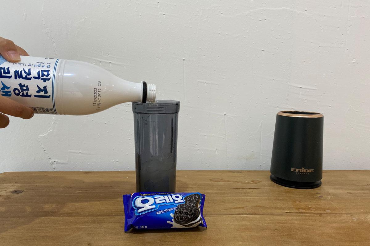 Adding makgeolli to blender