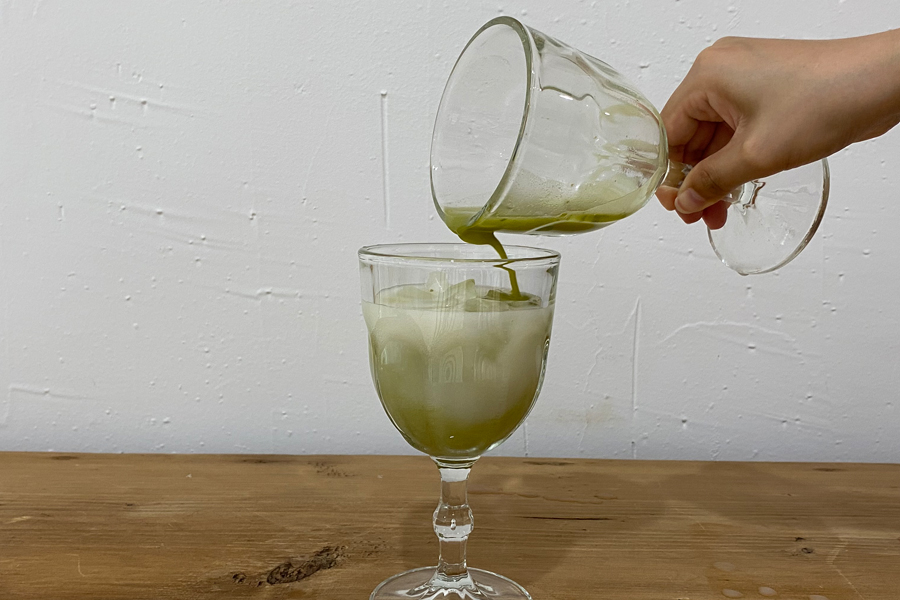 製造出層次分明的韓國綠茶馬格利調酒，擺脫單調的視覺和味覺享受。