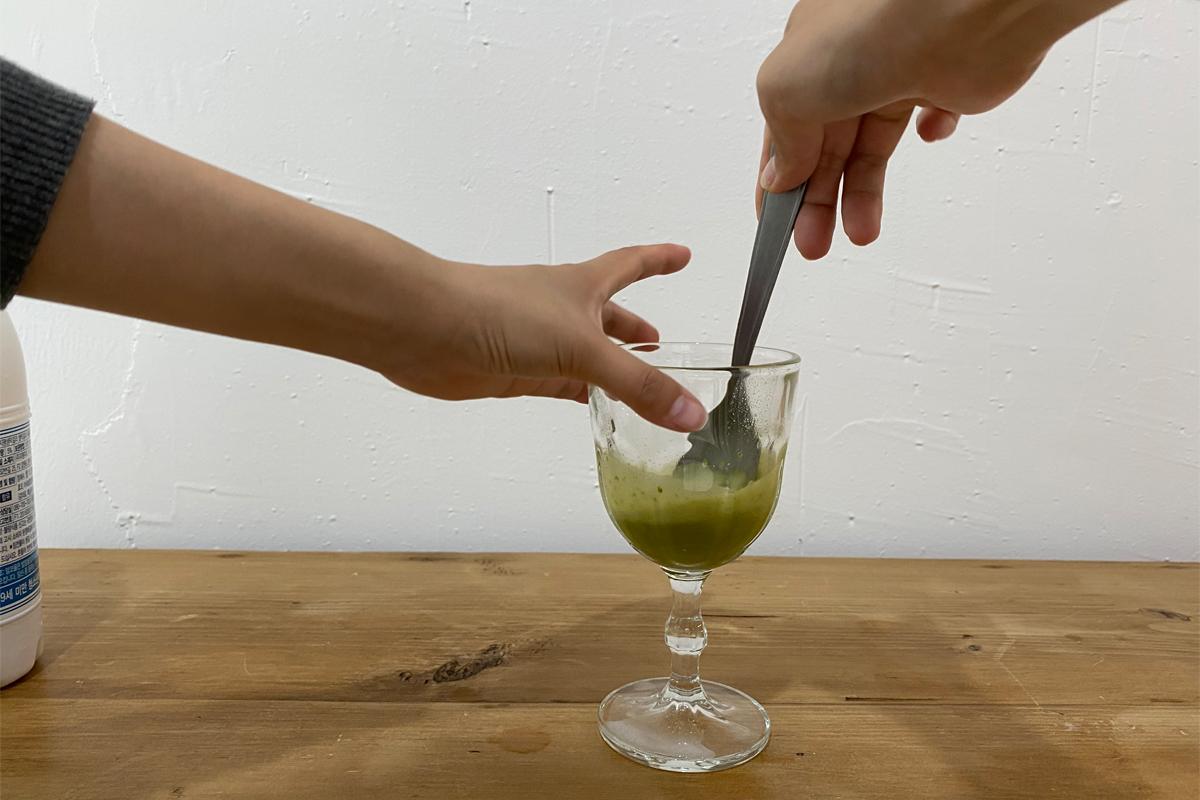 Mixing green tea powder with some makgeolli