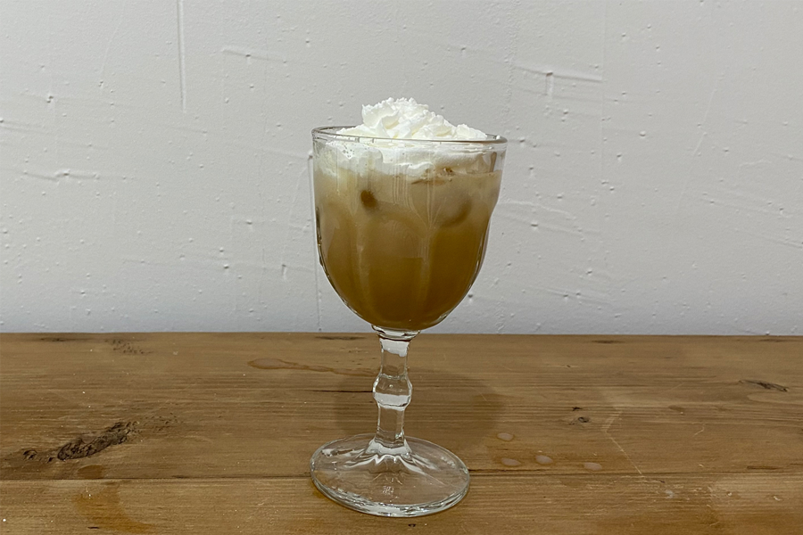 咖啡馬格利調酒上加入鮮奶油，增添濃鬱的口感和美麗的頂層於韓國馬格利調酒中。