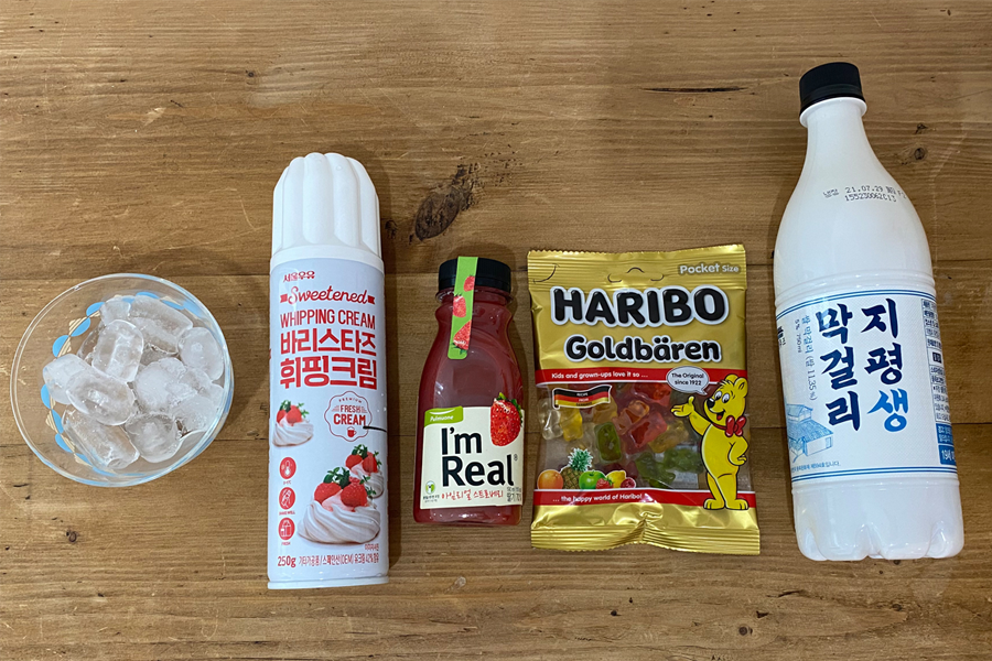 韓國馬格利搭配草莓汁、冰塊和軟糖，創造酸甜的草莓米酒調酒。