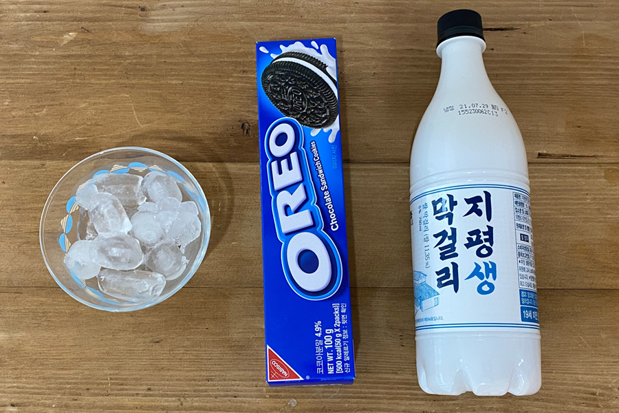 米酒搭配Oreo餅乾和冰塊，創造出韓國Oreo調酒，結合甜蜜融化口感。