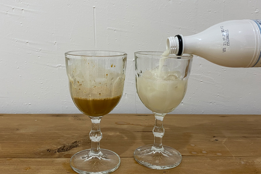 將米酒倒入玻璃杯的過程，冰塊融合出清爽的咖啡馬格利調酒。