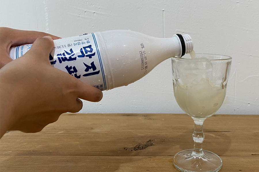 在玻璃杯中倒入韓國米酒，為清涼的青檸氣泡調酒開啟夏日享受的序幕。