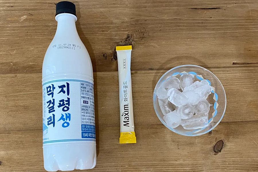 韓國傳統米酒『馬格利』搭配冰塊和即溶咖啡，馬格利樂趣升級。
