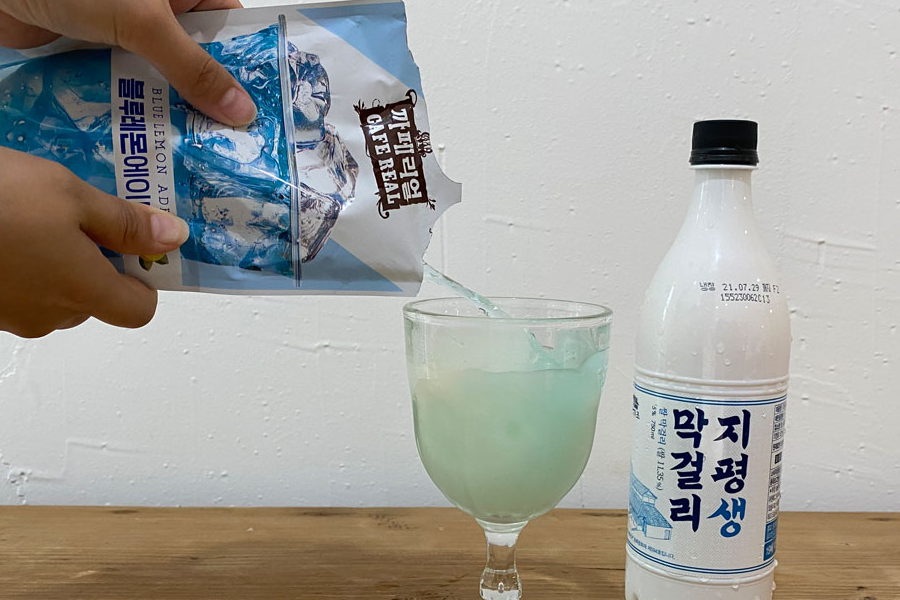 將檸檬汽水注入米酒，青檸氣泡調酒的清新味道正在誕生。