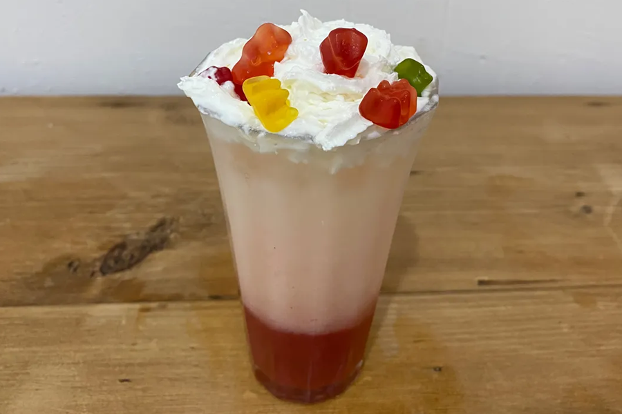 草莓酒調杯上飾以鮮奶油和軟糖，為韓國草莓米酒調酒增添樂趣。