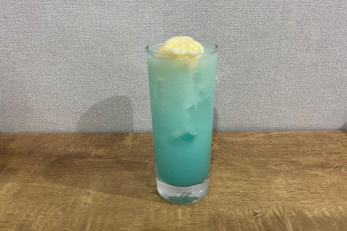Blue lemonade makgeolli cocktail with vanilla ice on top