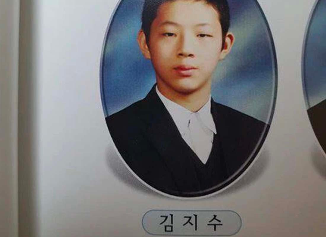 รูปภาพโรงเรียนของนักแสดงเกาหลีสวมชุดครุยในกรอบวงรี