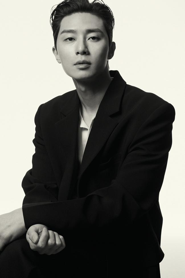 モノクロのスーツを着た俳優のポートレート