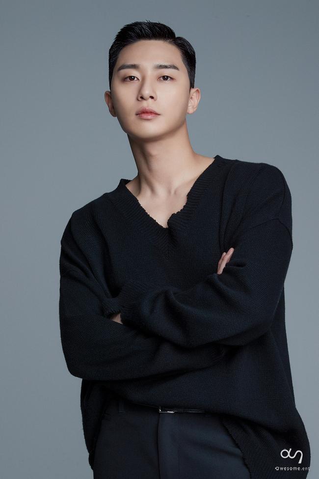 ブラックのセーターを着た俳優のポートレート