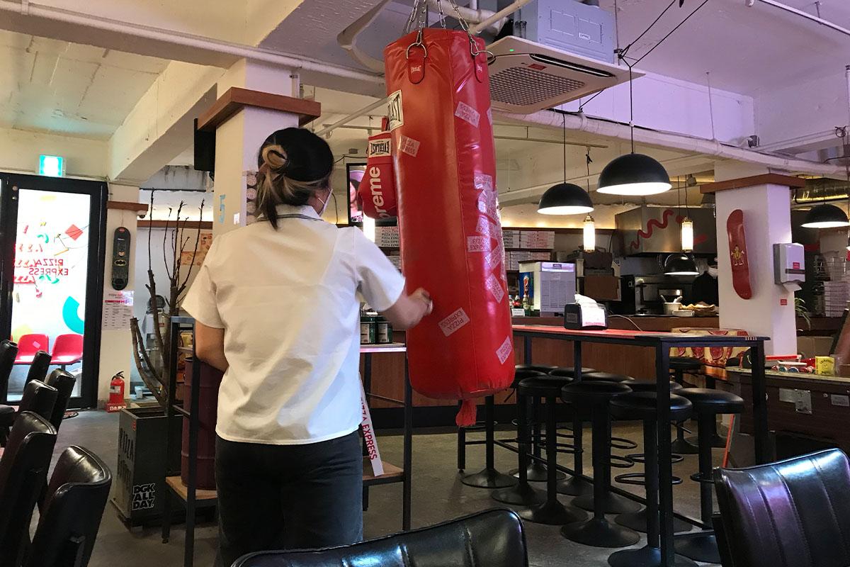 bao cát được treo trong quán Pizza Express ở Seoul, Hàn Quốc mà TXT Soobin đã đến check in.