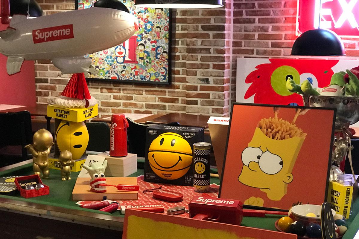 khu vực trưng bày đồ Supreme của quán Pizza Express ở Seoul, Hàn Quốc mà TXT Soobin đã đến check in.