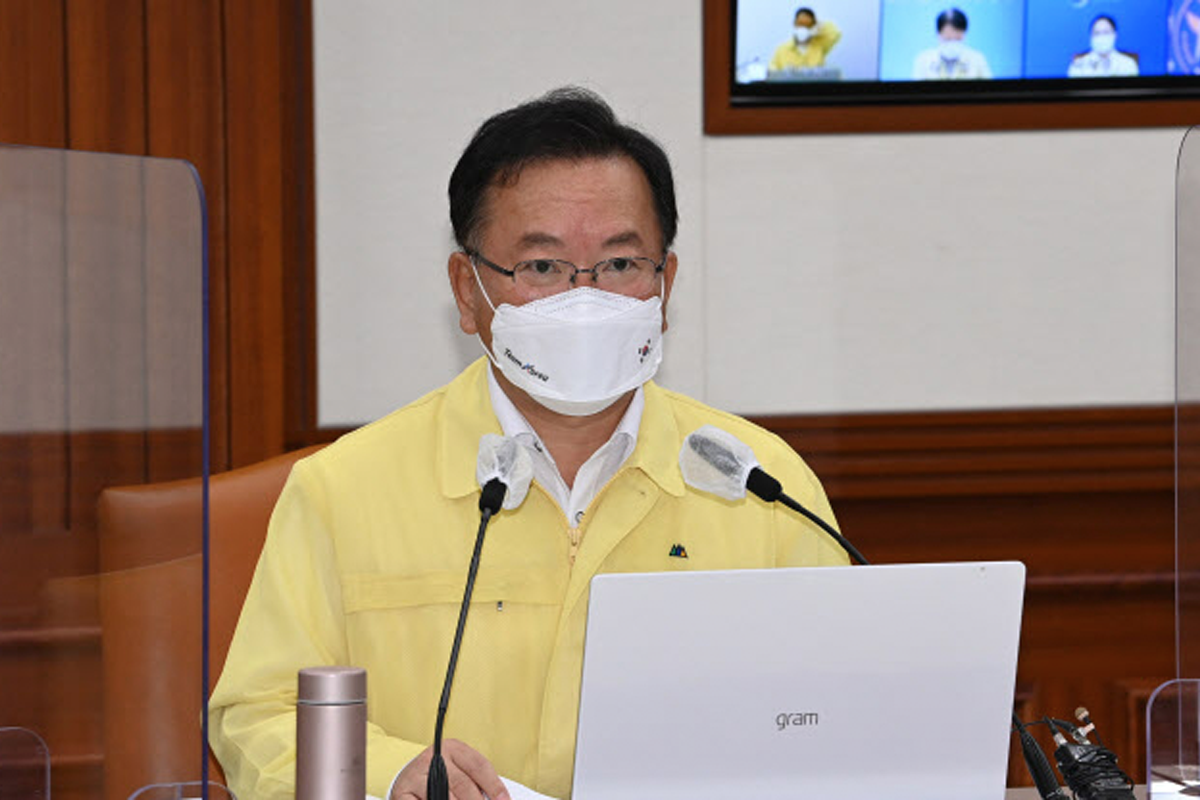 韓國政府官員在會議中公佈最新社交距離政策更新，包括調整政策的必要性及具體實施方案。