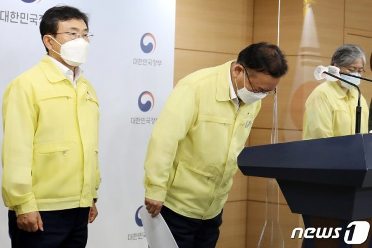 韓國新冠四級防疫措施宣傳海報，描繪戴口罩的人物，意圖提高市民對防疫階段的重要性認識，強調保持社交距離的重要性。