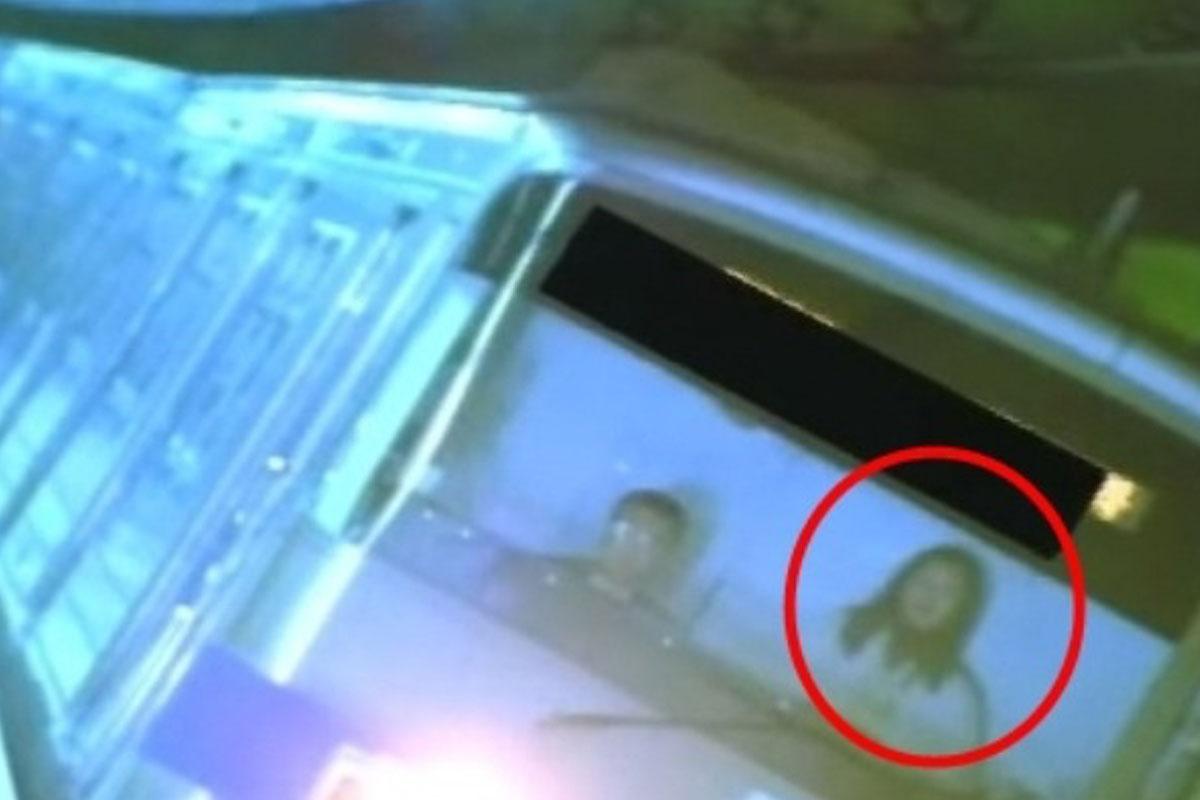 ภาพที่แสดงให้เห็นฉากในมิวสิควิดีโอที่มีการพูดถึงเรื่องผี มีแสงสีส่องเข้ามาจากด้านข้าง