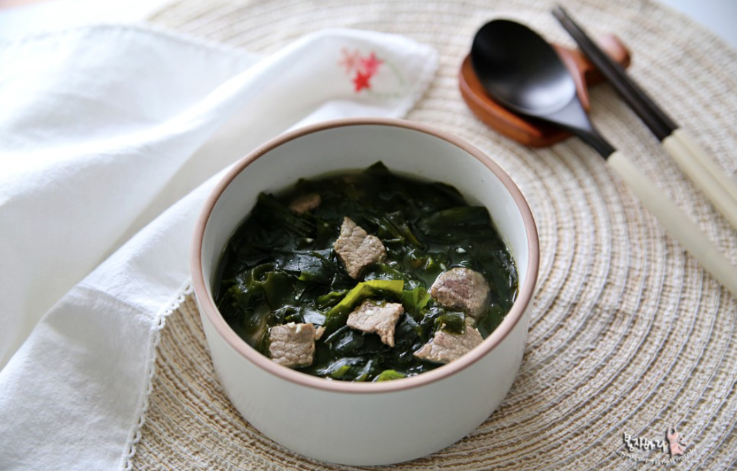 海帶湯在碗中，韓國女性減緩生理痛的常見食物。