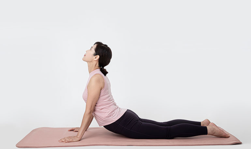 瑜伽眼鏡蛇動作示範，有助促進血液循環，緩解腹痛。