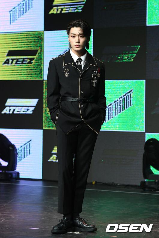 ATEEZのメンバーがショーケースでポーズをとる