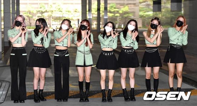 ポーズをとるLIGHTSUMのメンバーたち